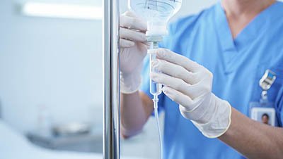 Медсестра подготавливает капельницу